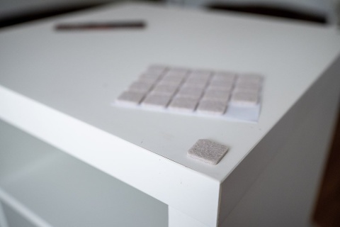 PODKŁADKI FILCOWE SAMOPRZYLEPNE, JASNOBRĄZOWE 20X20 mm, 20 szt. 85-203 NEO TOOLS