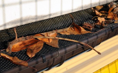 SIATKA ZABEZPIECZAJĄCA RYNNY Z UCHWYTAMI 69851V VO